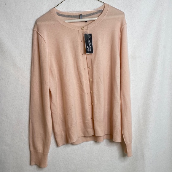 Sweaters - Cashmere sweater with tags. Light pink . (Front r panel has flaws )
